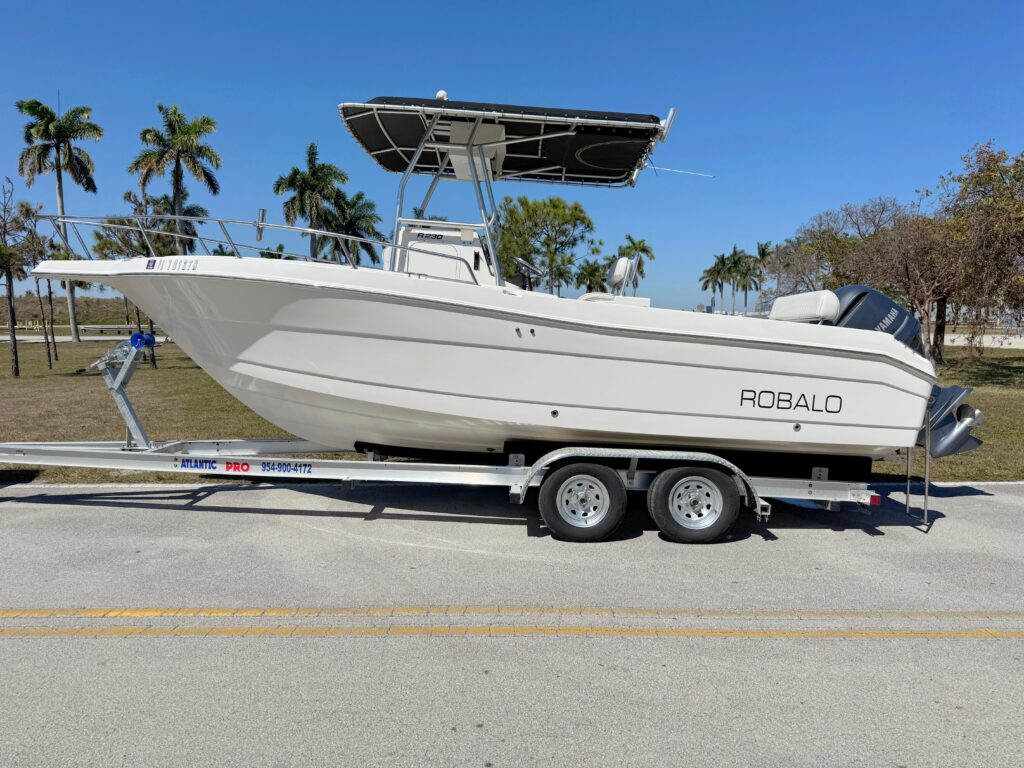 2005 Robalo R230 Center Console