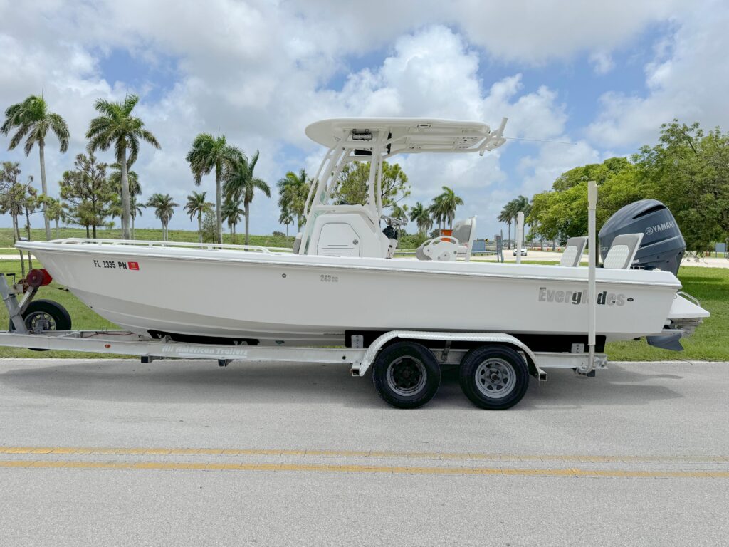 2011 Everglades 243 Center Console