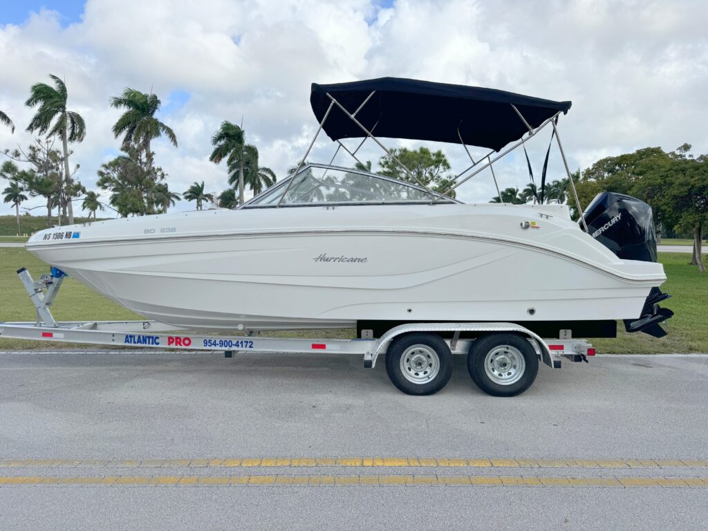 2022 Hurricane SunDeck 235 OB
