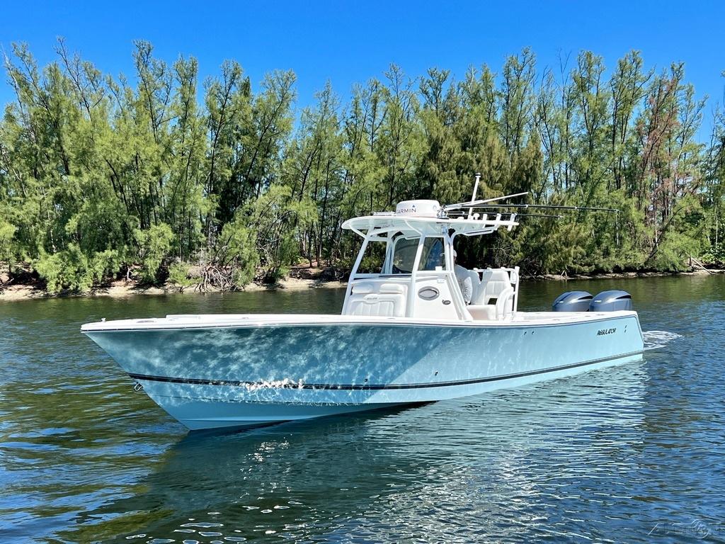 2013 Regulator 32 Forward Seating