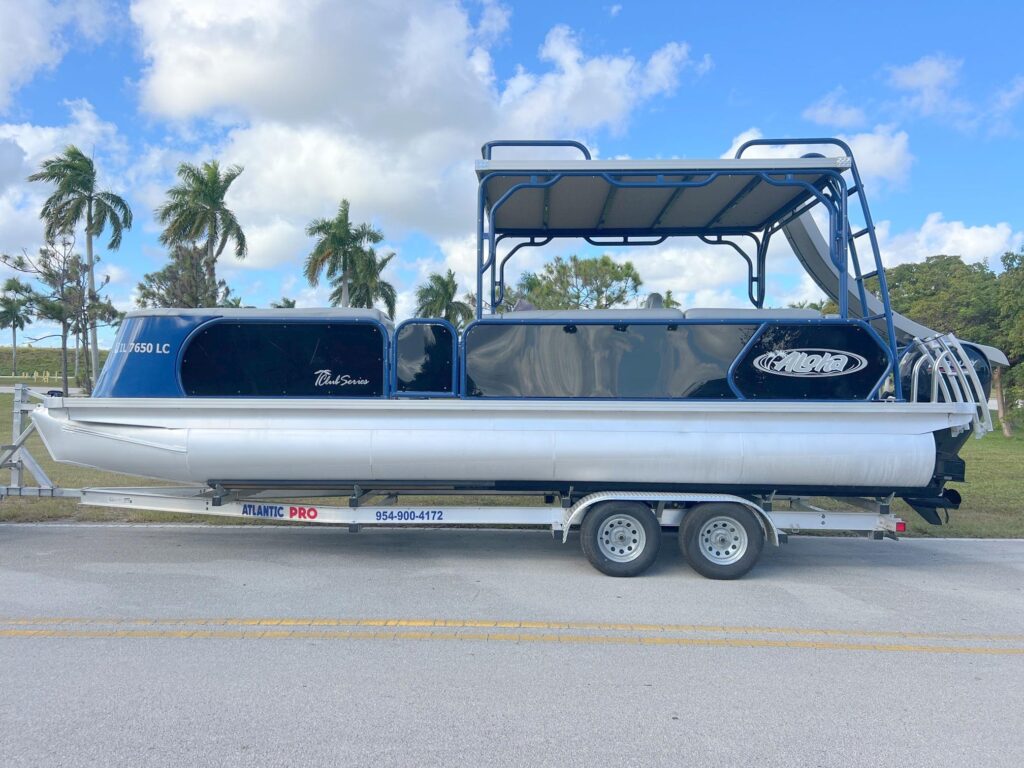 2022 Aloha club series 260 triple tunnel sundeck