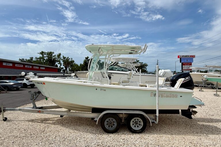 2006 Everglades 211 Center Console