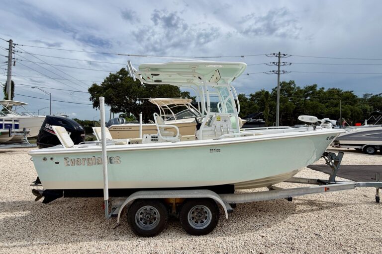2006 Everglades 211 Center Console
